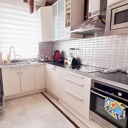 Walk Down 3 Min To One Of The Famous Baghdat Street. Everything U Need Are Here, 5 Min Walking To The Metro, Street Shopping With Global Brands, Countless Restaurants, Cafes, Bas, 10 Min Walking To Sea Side. Great Place To Be! Apartment Istanbul